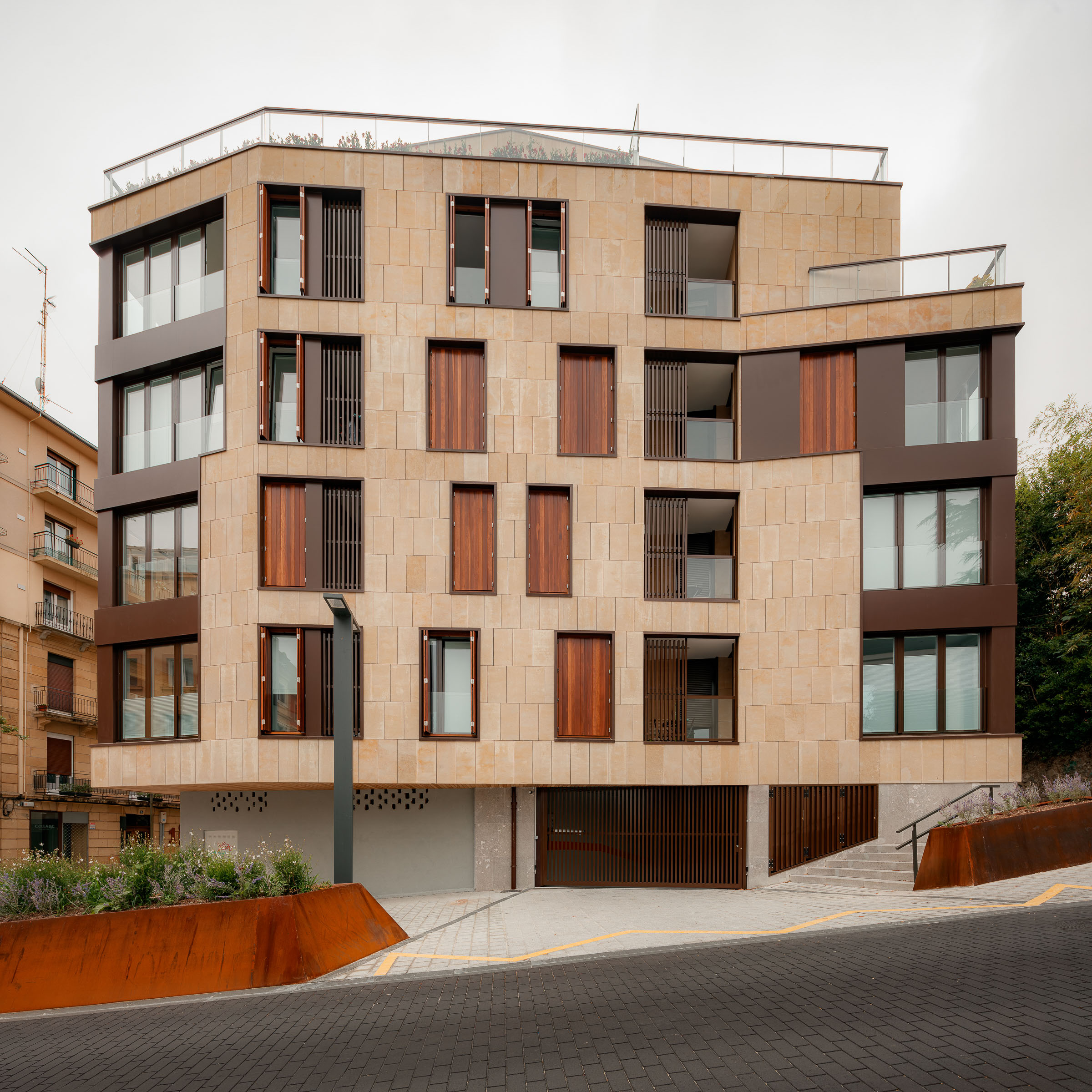 Aitor Estévez, aitorestevez, aplacado, architecture, arkitektur, arkitektura, arquitectura, arquitectura vasca, basque architecture, basque country, collective housing, edificio de viviendas, etxebizitza, euskadi, euskal arkitektura, fotografía de arquitectura, gipuzkoa, guipúzcoa, housing, irún, país vasco, spain, ur estudio, urbano, viviendas