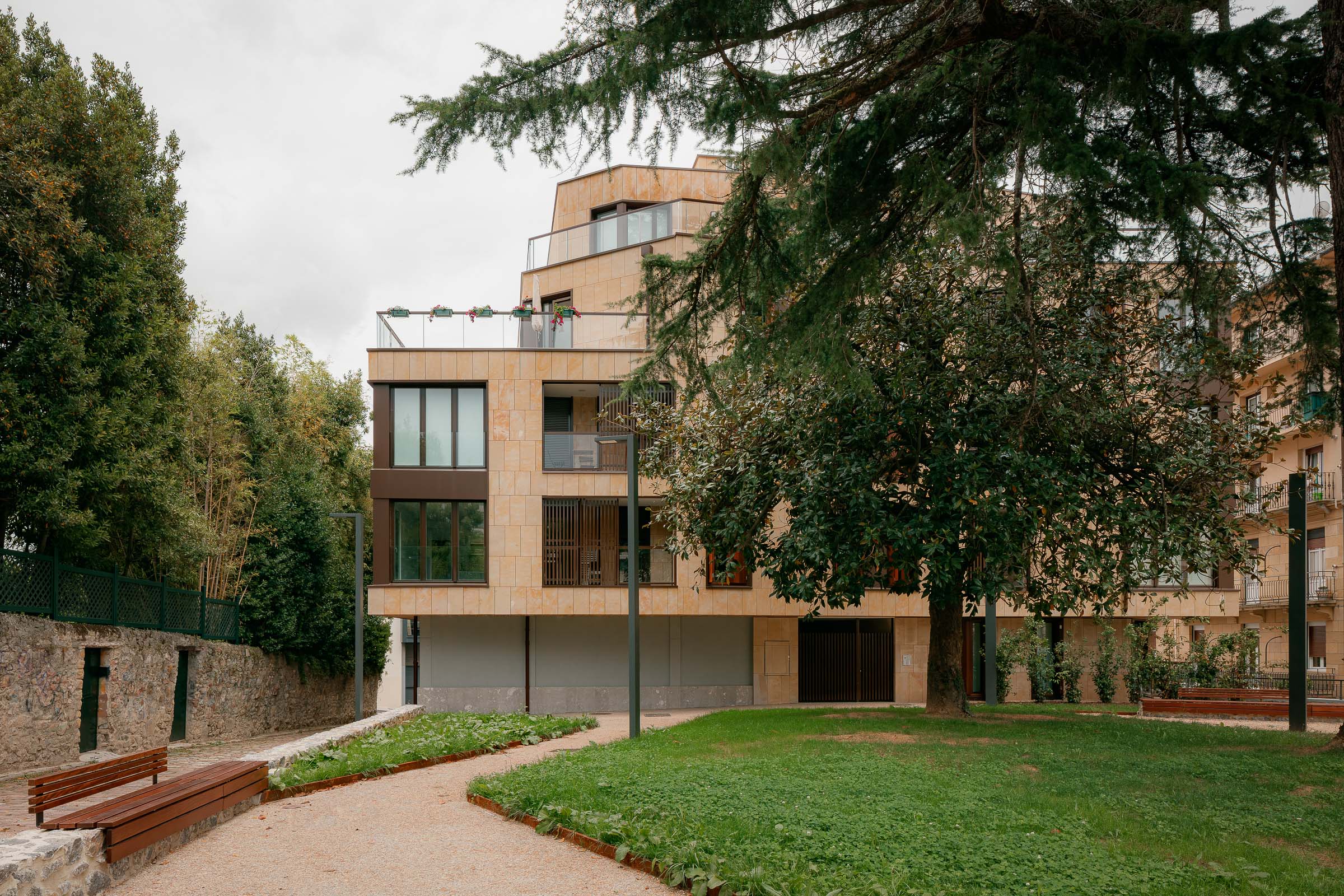 Aitor Estévez, aitorestevez, aplacado, architecture, arkitektur, arkitektura, arquitectura, arquitectura vasca, basque architecture, basque country, collective housing, edificio de viviendas, etxebizitza, euskadi, euskal arkitektura, fotografía de arquitectura, gipuzkoa, guipúzcoa, housing, irún, país vasco, spain, ur estudio, urbano, viviendas