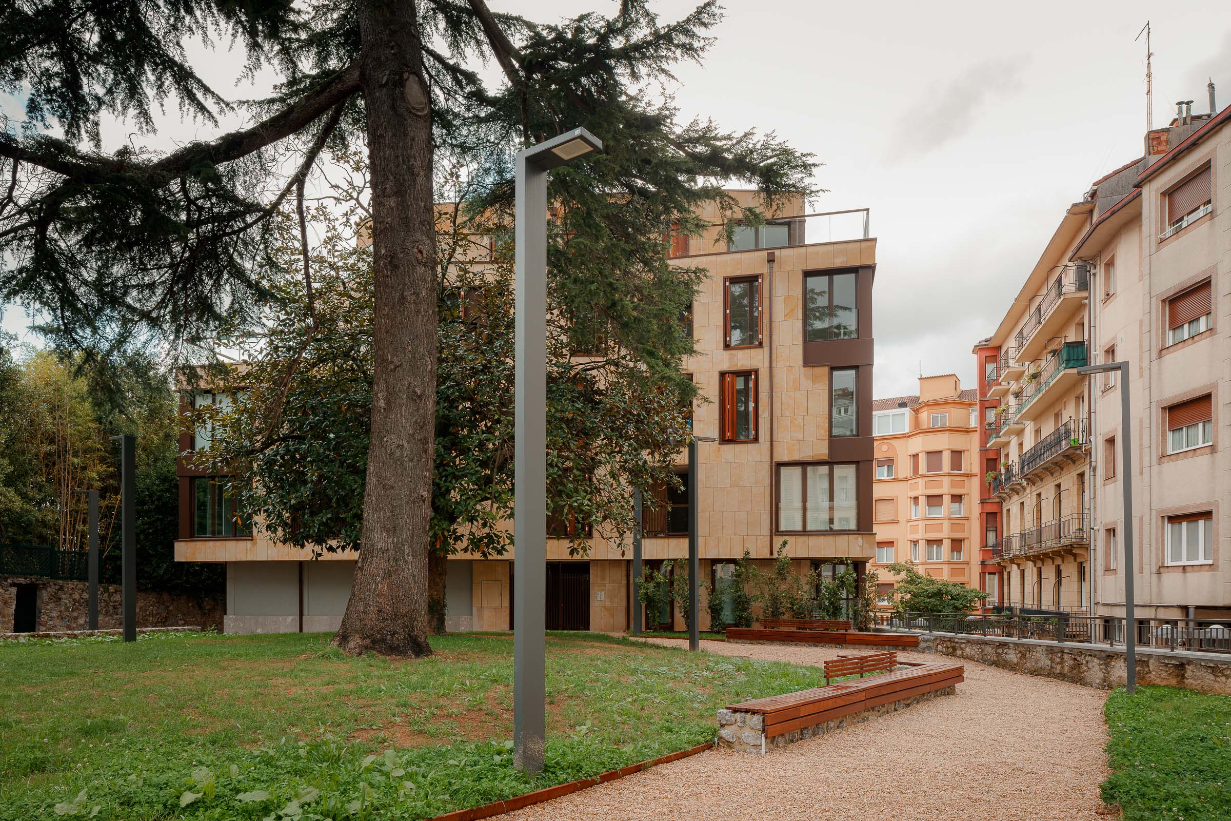 Aitor Estévez, aitorestevez, aplacado, architecture, arkitektur, arkitektura, arquitectura, arquitectura vasca, basque architecture, basque country, collective housing, edificio de viviendas, etxebizitza, euskadi, euskal arkitektura, fotografía de arquitectura, gipuzkoa, guipúzcoa, housing, irún, país vasco, spain, ur estudio, urbano, viviendas
