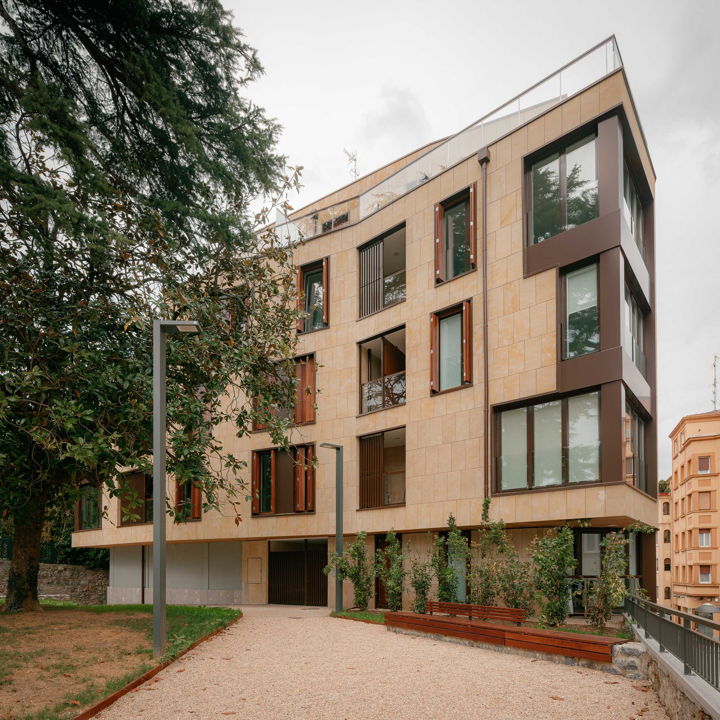 Aitor Estévez, aitorestevez, aplacado, architecture, arkitektur, arkitektura, arquitectura, arquitectura vasca, basque architecture, basque country, collective housing, edificio de viviendas, etxebizitza, euskadi, euskal arkitektura, fotografía de arquitectura, gipuzkoa, guipúzcoa, housing, irún, país vasco, spain, ur estudio, urbano, viviendas