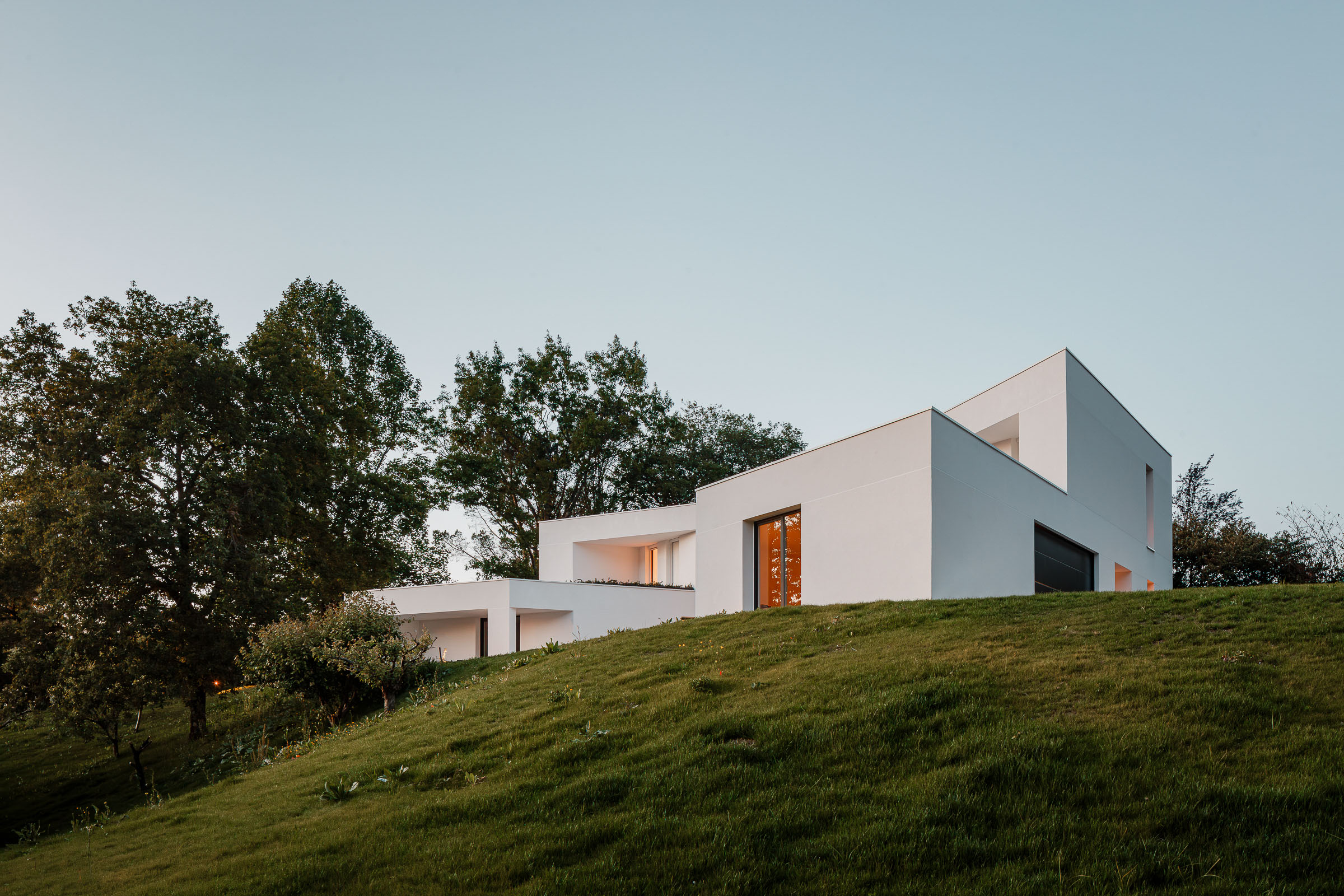 Aitor Estévez, aitorestevez, architectural photography, architecture, arkitektura, arquitectura, arquitectura vasca, basque architecture, basque country, bat, bilbao architecture team, bizkaia, blanco, etxe, euskadi, euskal arkitektura, fotografía de arquitectura, garden, jardín, landscape, mungia, paisaje, país vasco, piscina, spain, swimming pool, txuri, vivienda unifamiliar, white