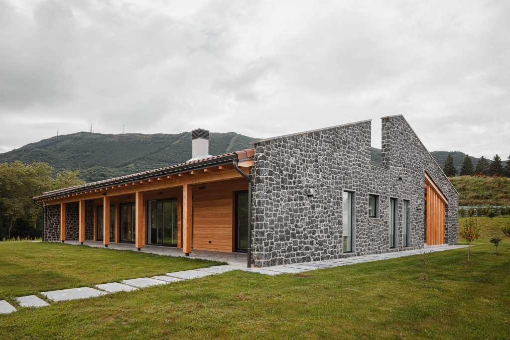 Aitor Estévez, aitorestevez, arkitektur, arkitektura, arquitectura, arquitectura vasca, aterpe, basque architecture, basque country, etxe, etxebizitza, euskadi, euskal arkitektura, fotografía de arquitectura, hondarribia, madera, país vasco, piedra, single house, stone, unifamiliar, ur estudio, vivienda, wood