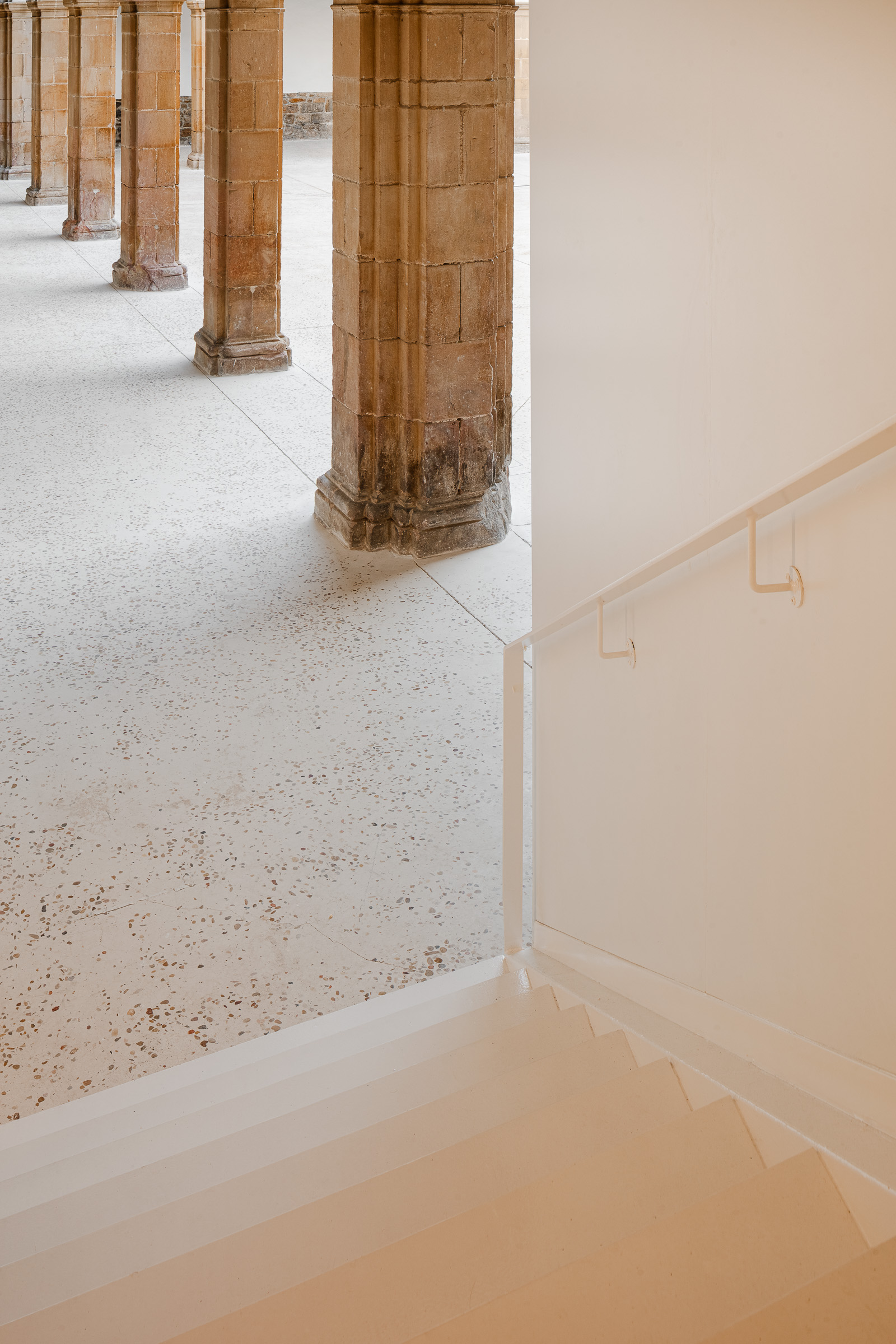 Aitor Estévez, aitorestevez, arcos, beSTe, blanco, claustro, escalera, eskailera, ibon salaberria, mondragon unibertsitatea, stairs, txuria, white