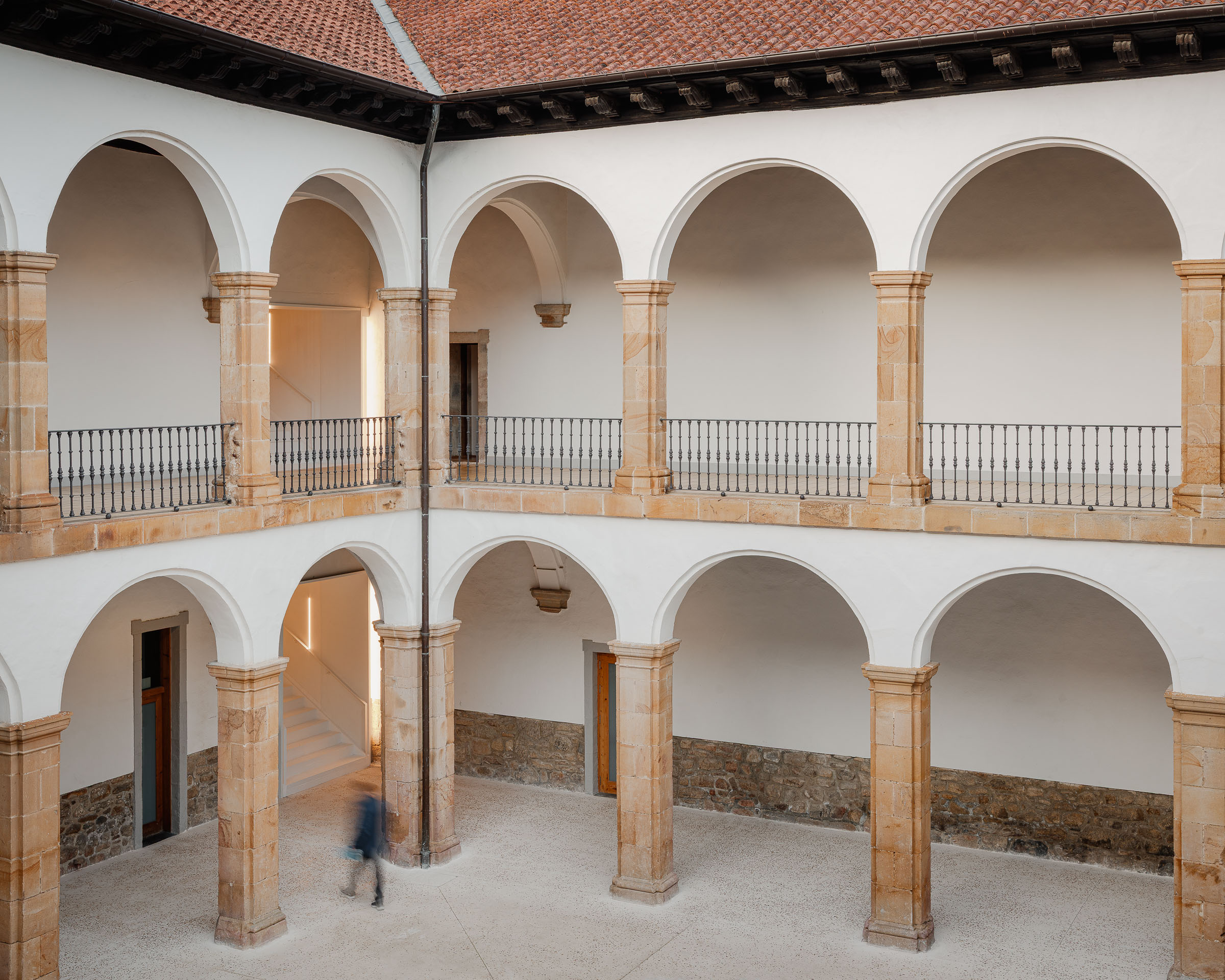 Aitor Estévez, aitorestevez, arcos, beSTe, blanco, claustro, escalera, eskailera, ibon salaberria, mondragon unibertsitatea, stairs, txuria, white